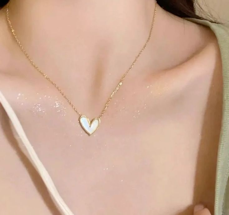 WHITE HEART PENDENT