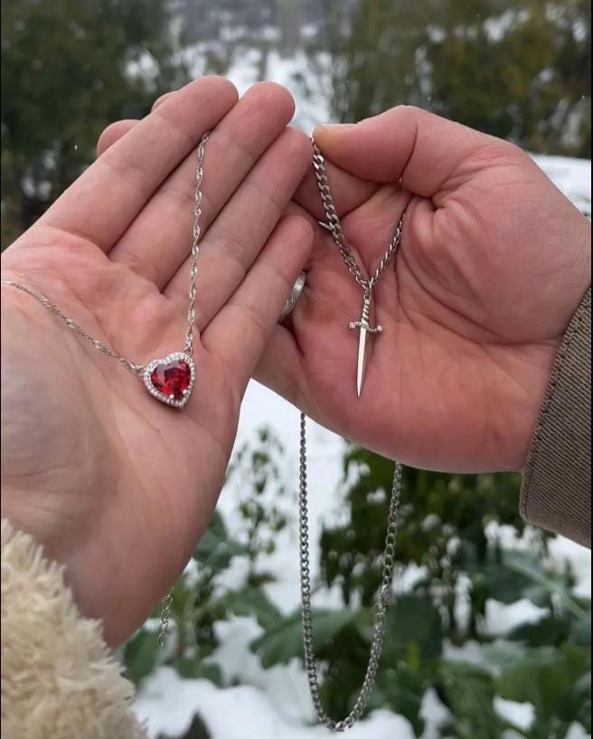 SWORD HEART COUPLE NECKLESS
