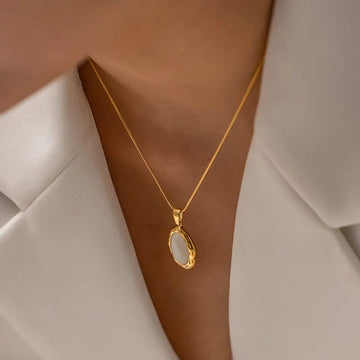 WHITE PEARL PENDENT