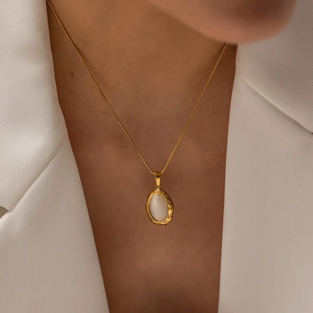 WHITE PEARL PENDENT